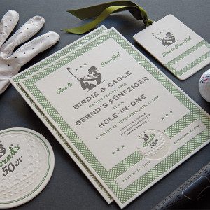 Weiße Einladungskarte zum Geburtstag mit Golf-Thema, in grüner und grauer Druckfarbe bedruckt und in farbloser Prägung veredelt, damit die eingeladenen Gäste auch haptisch den Text, den Golfball und den den Ornament-Rahmen am Kartenrand wahrnehmen