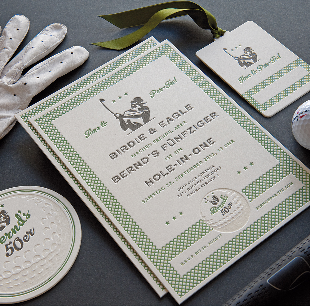 Weiße Einladungskarte zum Geburtstag mit Golf-Thema, in grüner und grauer Druckfarbe bedruckt und in farbloser Prägung veredelt, damit die eingeladenen Gäste auch haptisch den Text, den Golfball und den den Ornament-Rahmen am Kartenrand wahrnehmen