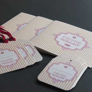 Edle Weihnachtskarten mit Streifen und passenden Geschenkanhänger, quadratisches Weihnachtskarten-Set, zeitloses Design mit Srreifen im Letterpress bedruckt