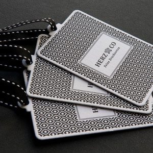 Exklusive Letterpress Hang-Tags in schwarz-weiß bedruckt mit dem Firmenlogo von Herz & Co und passende Bändchen in Schwarz-Weiß