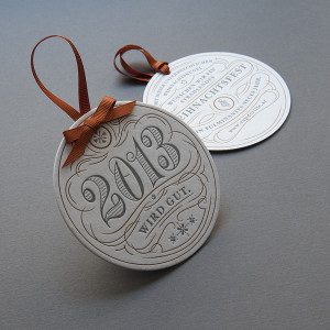 Runde Weihnachtskarte beidseitig mit 2 Farben im Letterpress bedruckt, mit Schleife zum Aufhängen