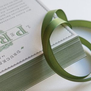 Exklusive Letterpress-Karten mit grüner und grauer Druckfarbe bedruckt und farblos geprägt, die Papierkanten sind grün eingefärbt. Zur Präsentation vom Letterpress-Druck von Herz & Co