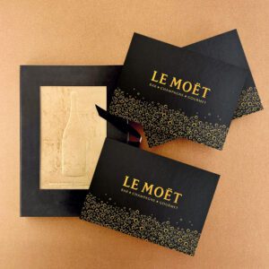 Schwarze Eventeinladungs-Klappkarten mit Goldfolienprägung zu einem Champagner-event im Le Moet Bar in Wien