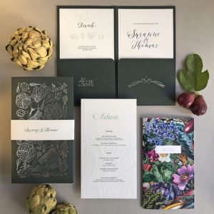 Grüne Pocket-Hochzeitseinladung mit zwei weißen Letterpress Karten im inneren der Karte, für eine Hochzeit in Frankreich/Provence