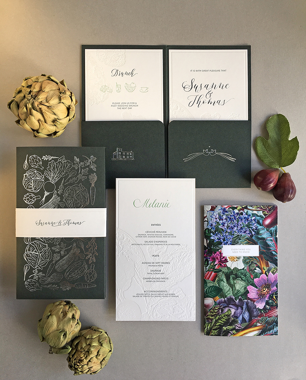 Grüne Pocket-Hochzeitseinladung mit zwei weißen Letterpress Karten im inneren der Karte, für eine Hochzeit in Frankreich/Provence