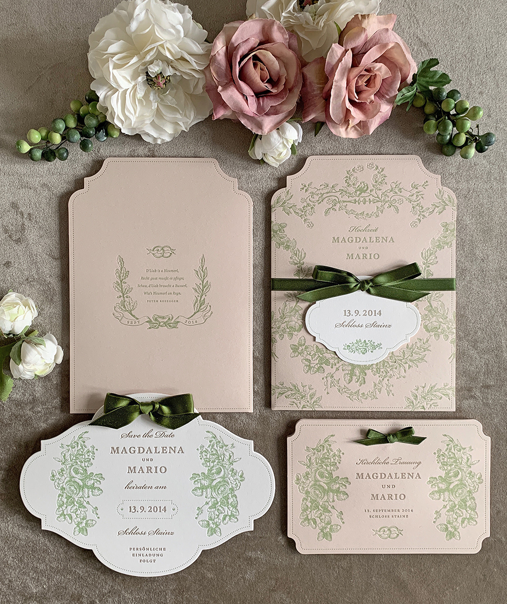 Florale Hochzeiteinladung mit Pocket-Hülle in der Farbe Bisquit und grüner Druckfarbe für das florale Design, das wir für »Lena Hoschek« entworfen und gedruckt haben. Das Bild zeigt eine Einladungskarte, eine Save the Date Karte und ein Kirchenheft