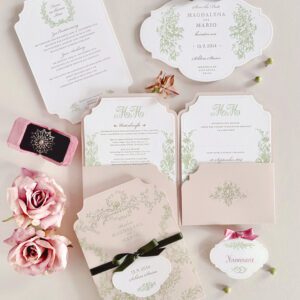Letterpress Pocketfold Hochzeitseinladung für Lena Hoschek in Schloss Stainz in Trach, mit Vintage Rosen