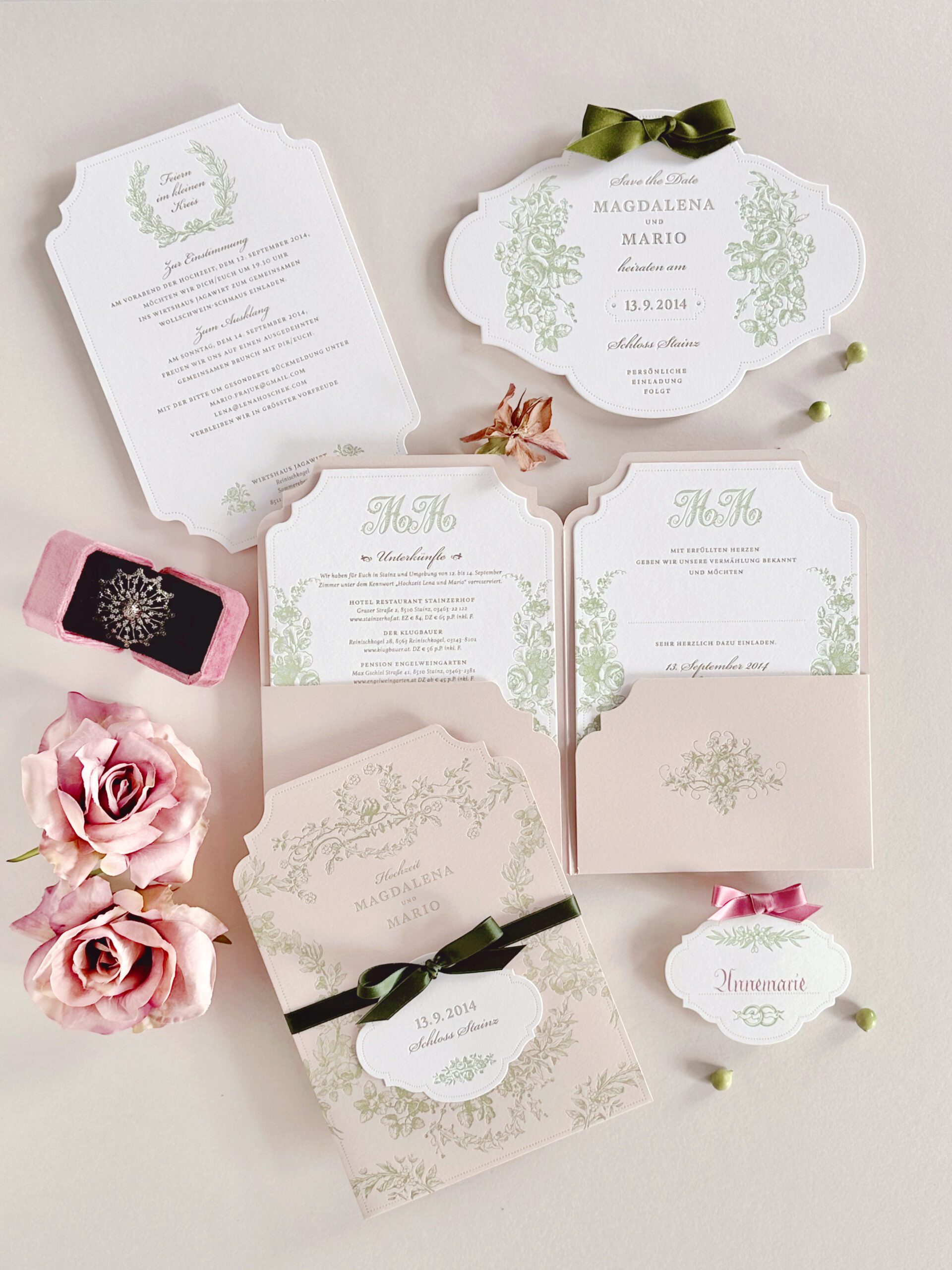 Letterpress Pocketfold Hochzeitseinladung für Lena Hoschek in Schloss Stainz in Trach, mit Vintage Rosen