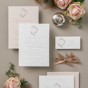 Hochzeitskarten Set im Stil »Floral« mit einer weißen und puderfarbenen Einladungskarte, einem floralen Hochzeitsmonogramm in Roségold geprägt und einer schönen, kleineren Save the Date Karte im selben Design