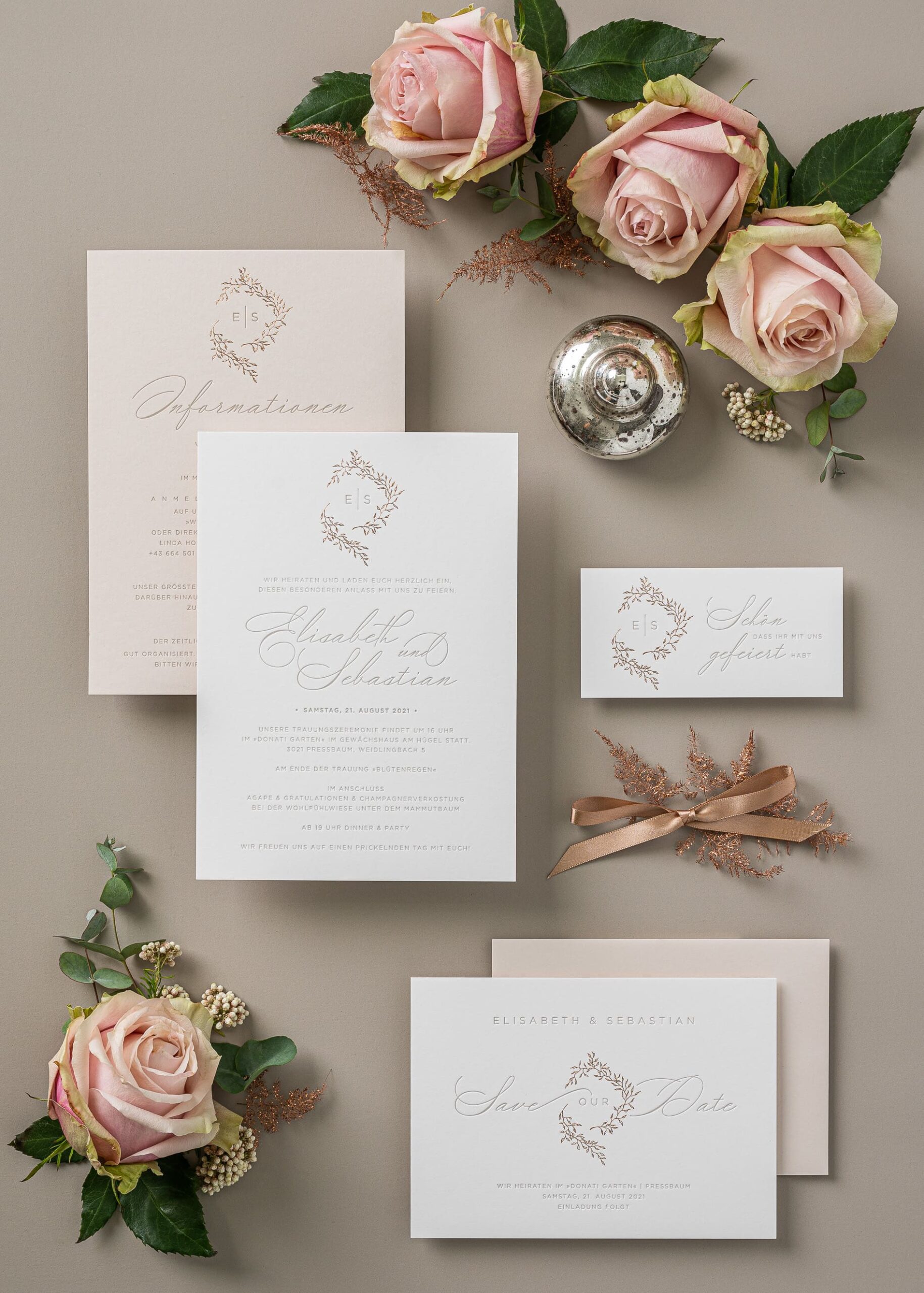Hochzeitskarten Set im Stil »Floral« mit einer weißen und puderfarbenen Einladungskarte, einem floralen Hochzeitsmonogramm in Roségold geprägt und einer schönen, kleineren Save the Date Karte im selben Design