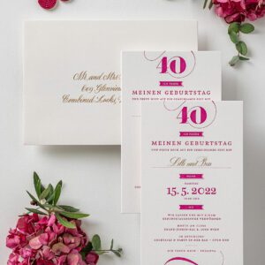 Schöne pinke Blumen und eine weiße Letterpress Einladung runder Geburtstag, mit spürar bedruckten Text in der Farbe Fuchsia, zum 40. Geburtstag