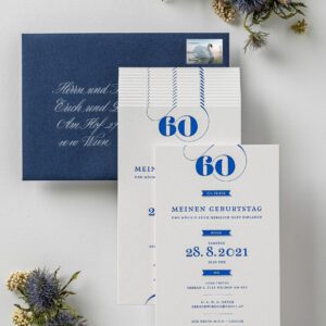 Einladungskarte zum Geburtstag auf weißem Papier in königsblauer Druckfarbe bedruckt, mit einem blauen Briefumschlag, wo die Empfängeradressen in Kalligrafie beschritet wurden