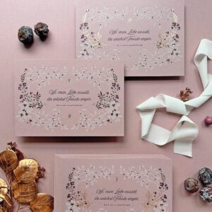Letterpress Weihnachtskarte mit floralem Design in Klappkartenform, auf Rosa Papier mit glänzendem Gold, matt Lila und Weiß gedruckt - für Ihre Weihnachtsgrüße