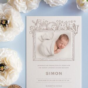 Süße Letterpress Geburtskarte mit Waldtieren in Warmgrey bedruckt und mit einem süßen Baby-Foto beklebt