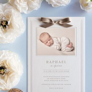 Letterpress Geburtsanzeige für Buben mit geprägten Rillen Umrandung und Baby-Foto