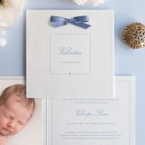 Quadratische Letterpress Geburtskarte mit Sternchenprägung, Babyfoto innen und einer blauen Satinschleife