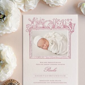 Letterpress Geburtskarte mit süßen Waldtieren in Rosa bedruckt für Mädchen, mit einem Babyfoto