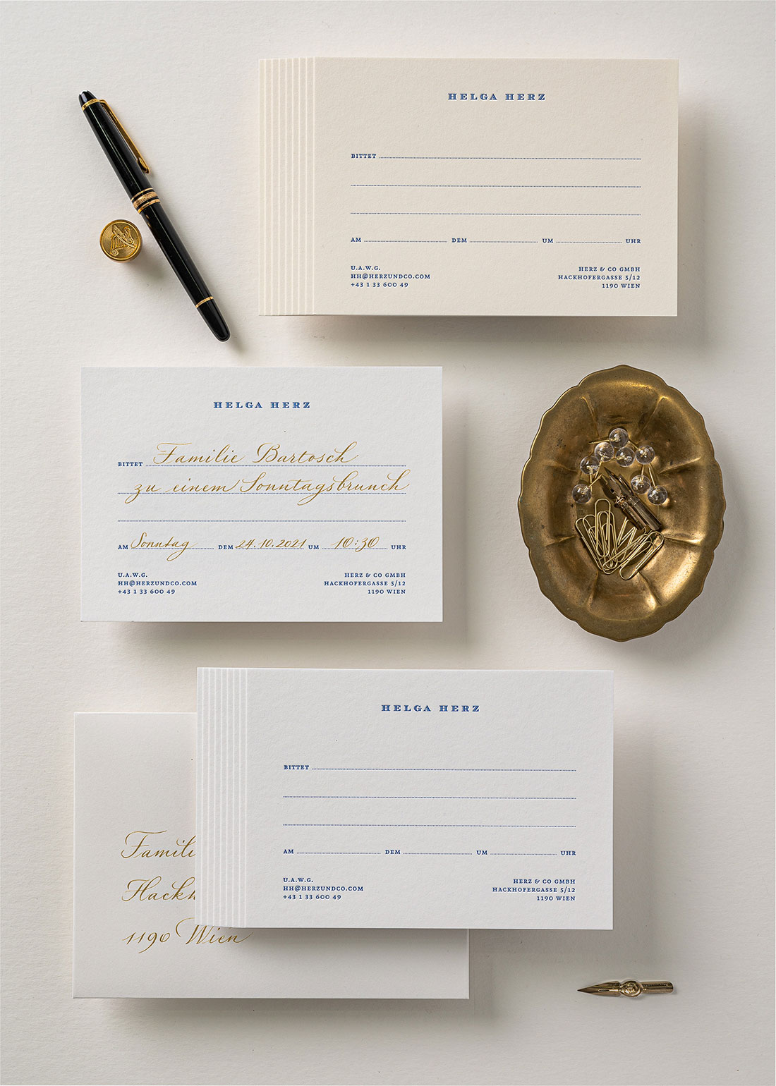 Klassische Einladungskarten Vorlagen mit blauer Druckfarbe im Letterpress bedruckt, die man für sämtliche Anlässe handschriftlich ausfüllen kann. Als Einladung zu Abendessen, zum Brunch, etc.