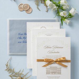 Florale Letterpress Hochzeitseinladung mit goldener Druckfarbe für den Text und eine Illustration für das Palais Liechtenstein. Die A5 Karte ziert auch ein goldenes Satinband und das Kuvert ist mit Kalligrafie beschriftet