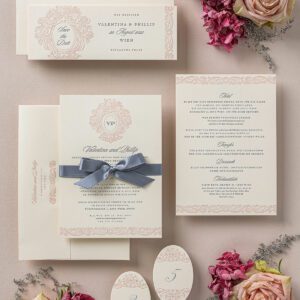 Klassisch elegante Letterpress Hochzeitseinladung mit Rosa und Silber im Letterpress bedruckt. Das Bild zeigt auch die Save the Date Karte und die Menükarte für die Hochzeit. Eine silberne Satinschleife ziert die Einladungkarte