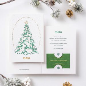 Letterpress Weihnachtskarte mit grünem Tannenbaum, geprägten Schnee und Goldfolienprägung für das Logo MALA