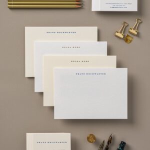 Edle Letterpress Briefkarten mit einer sehr traditionellen Schriftart, die »gestrichelt« ist. Neben den Briefkarten liegen auch passende Visitenkarten mit der gleichen Schriftart.