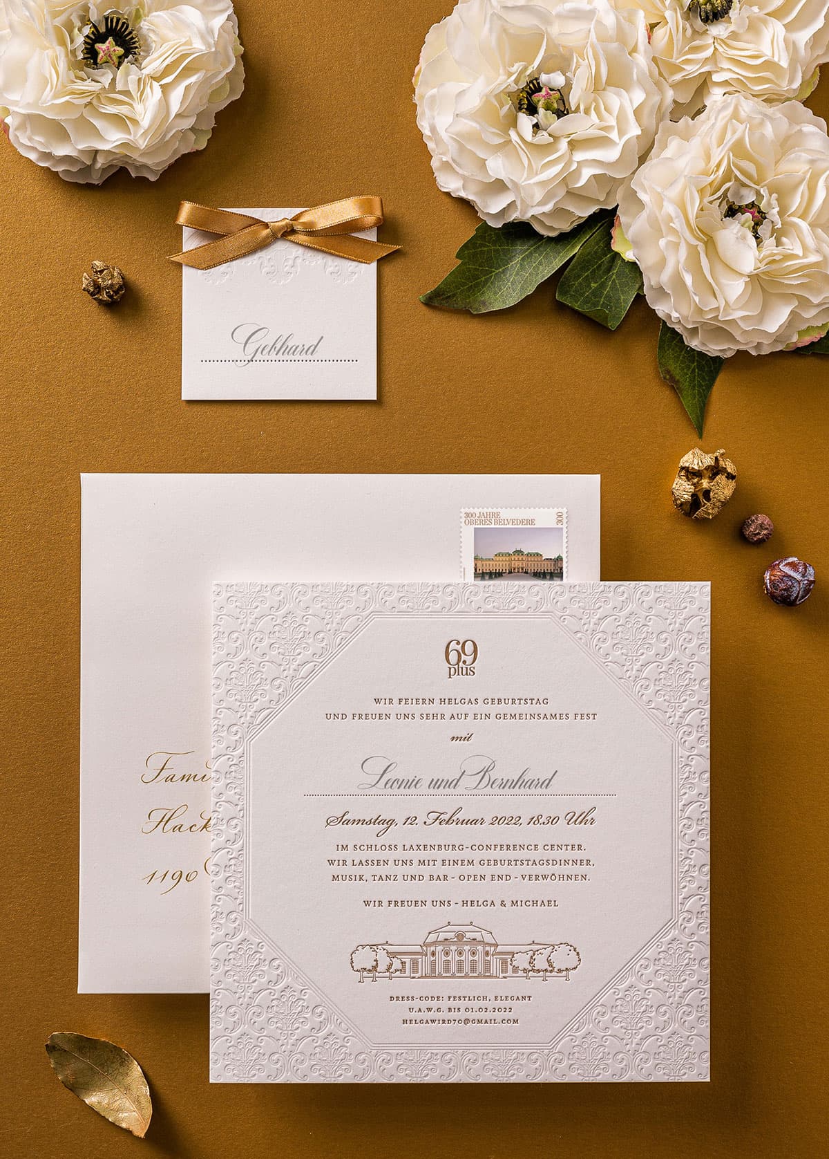 Große quadratische Letterpress Geburtstagseinladung mit Baroque-Prägung auf der Kartenseite und in Gold bedrucktem Text. Eine ZEichnung vom Schloss LAxenburg ziert die Karte
