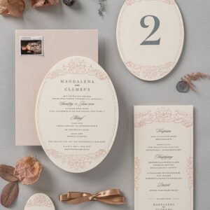 Romantische Letterpress Hochzeitseinladung in ovaler Form, in zwei Farben bedruckt - in Zartrosa und in Sandgrau. Am Bild sieht man noch eine passende Menükarte, eine Tischnummer und eine Namenskarte