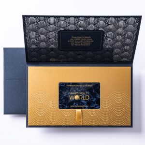 Der Premium Geschenkgutschein mit einer Lasercut-Hülle in Blau. Innen ist eine dicke goldene Karte eingeklebt, die die Geschenkkarte trägt