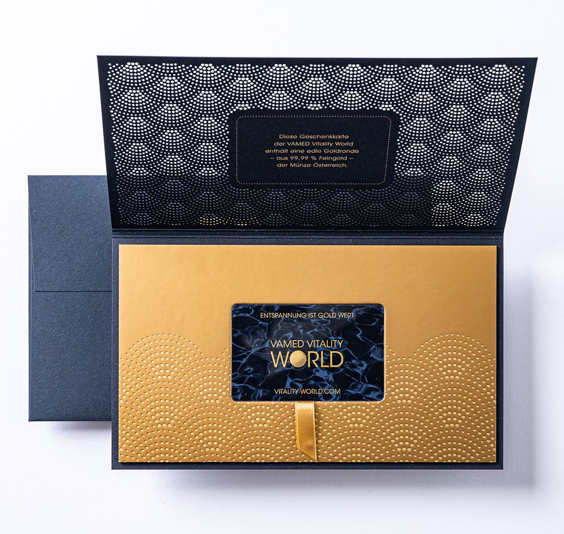 Business Drucksorte im Letterpress bedruckt im Form eines Premium Geschenkgutschein-Verpackung mit einer Lasercut-Hülle in Blau und einer dicken goldener Karte für die Gold Card
