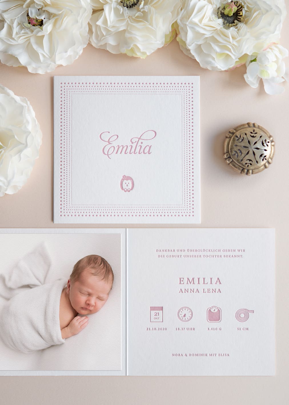 Quadratische Babykarte mit herzigen Tiermotiven und Pünktchen-Umrandung. Im Inneren der Klappkarte befindet sich ein Babyfoto und die Geburtsanküdigungs-Text in Rosa bedruckt