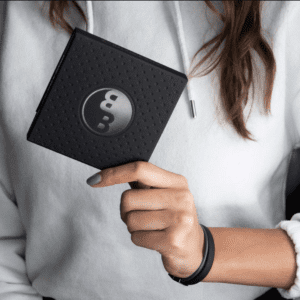 Exklusive Produktverpackung aud schwarzem Karton haptisch im Letterpress bedruckt für Balance Band