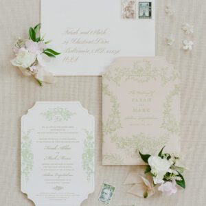 Romantisch elegante Hochzeitskarte mit Pockethülle in Roséfarbe, bedruckt mit floralen Elementen und einem liebenden Vogelpaar. Die Zusatzkarten sind auf einem Baumwollpapier gedruckt in der Farbe Leinenweiß. Florale Elemente zieren alle Karten in Grün.