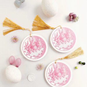 Runde besondere Osterkarten mit drei Osterhasen, die in einer pinkfarbenen Druckfarbe gedruckt worden sind