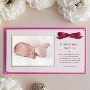 Süße Letterpress Geburtsanzeige mit Herzen für Ihr Baby in Fuchsia gedruckt, einem Babyfoto und einem zartem Satinschleife in Pink geschmückt