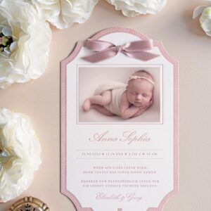 Eine einzigartige Letterpress Geburtskarte im schmalen A5 Format für Mädchen in Rosa bedruckt, mit einem Babyfoto, einer rosa Schleife und mit einem Herz unter dem Text.