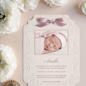 Schöne Geburtskarte mit Babyfoto mit ausgefallener Formstanzung und Satinmsche in Rosa