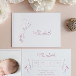 Liebevolle Geburtskarte für Mädchen mit süßer Hase und Luftballonen - im Inneren der Karte findet man die Geburtsdaten in Rosa gedruckt und auf der linken Seite das Foto des Babys