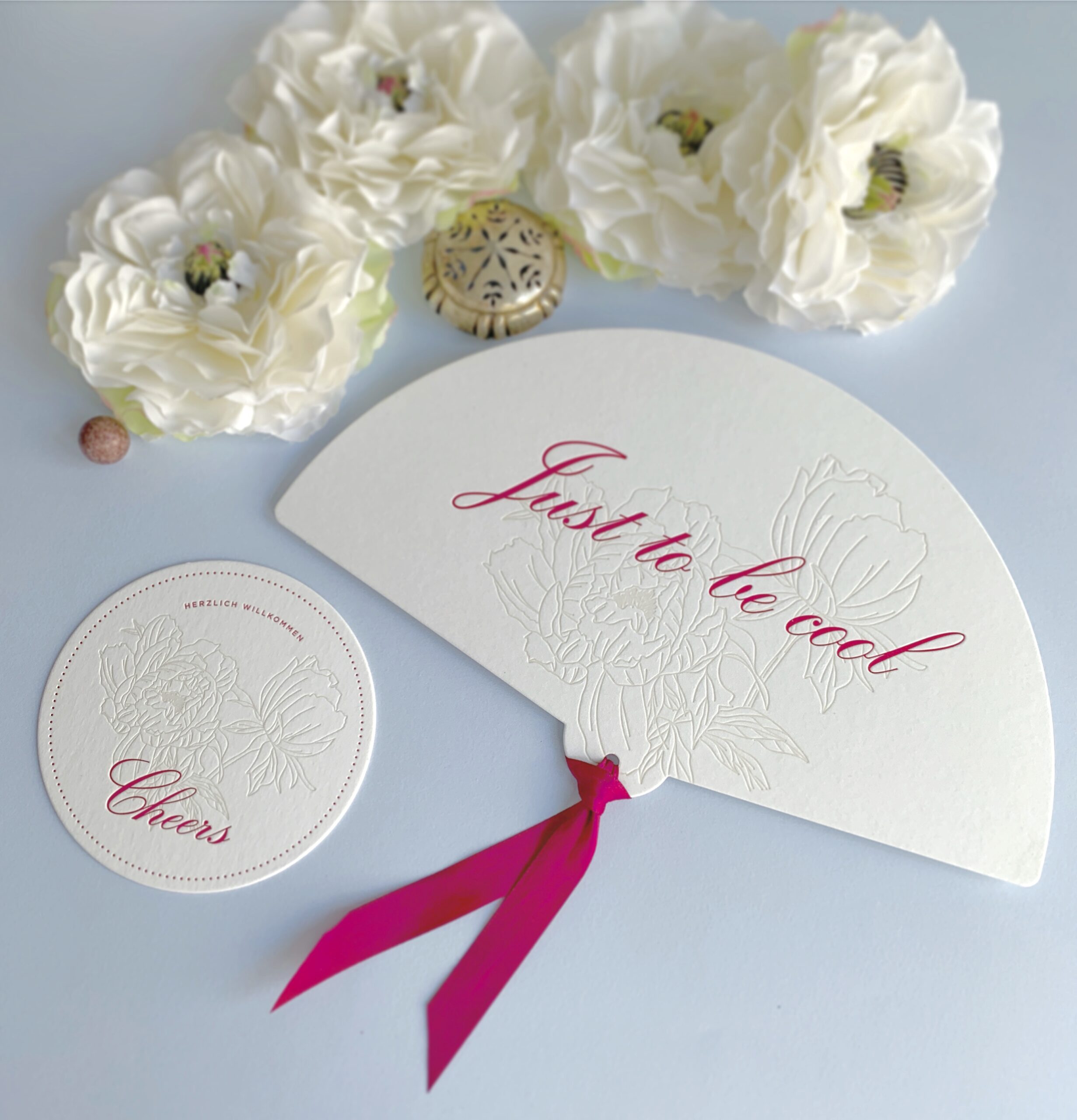 Letterpress Papierfächer und Glasuntersetzter mit Pfingstrosen-Motiv in Pink bedruckt