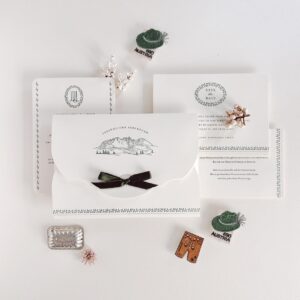 Letterpress Hochzeitseinladungen mit floralem Ornament auf Creme-Papier und in Grün gedruckt, mit einer handgezeichneten Illustration von den tiroler Bergen auf der vorderseite der Einladungshülle und zarten floralen Ornament-Bordüren auf den Karten