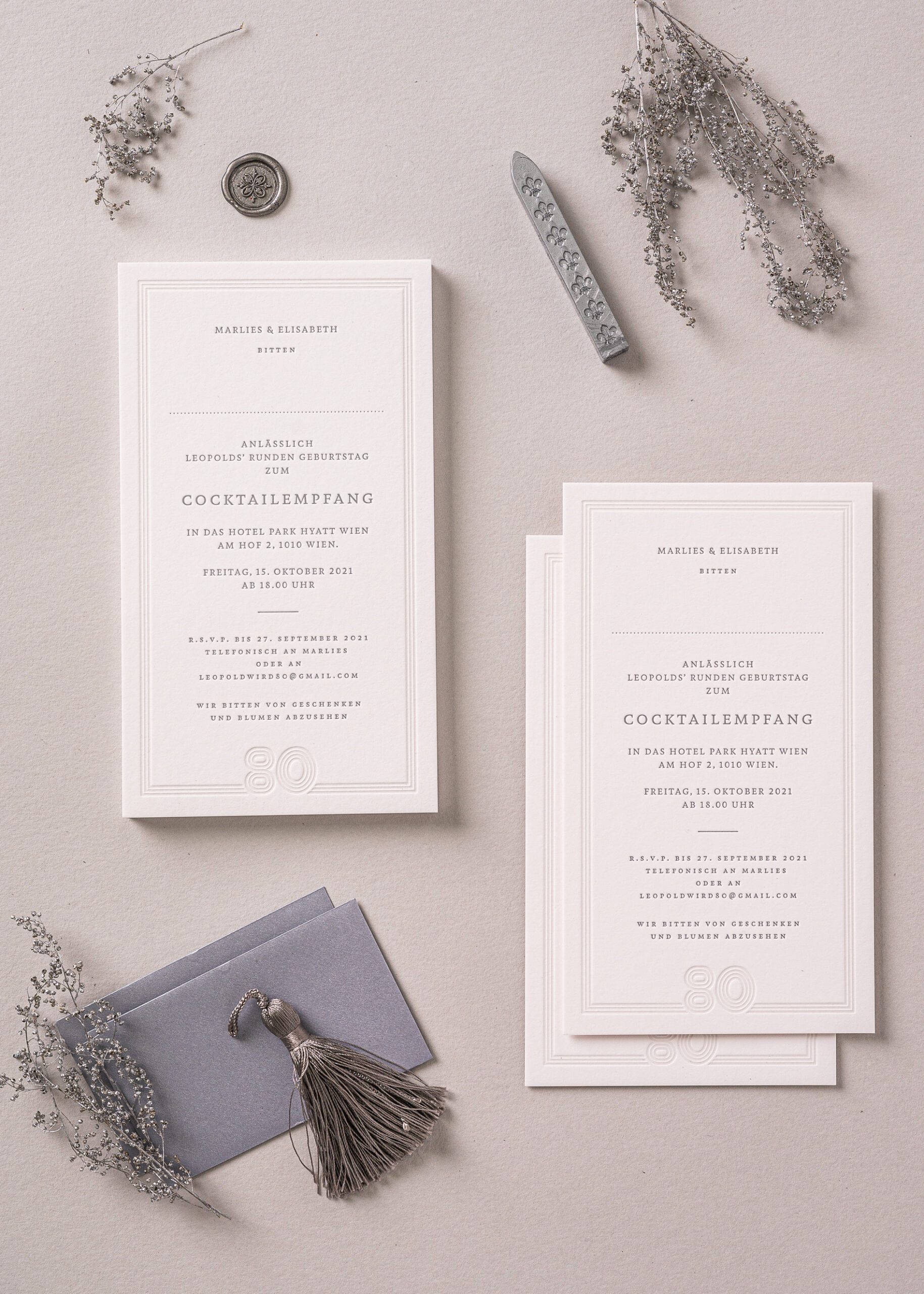 Einladungskarten zum Geburtstag auf weißem Baumwollpapier gedruckt, mit einem dezent eleganten Linien-Rahmen am Kartenrand, der den 80. Geburtstag durch dieselben Linien grafisch darstellt