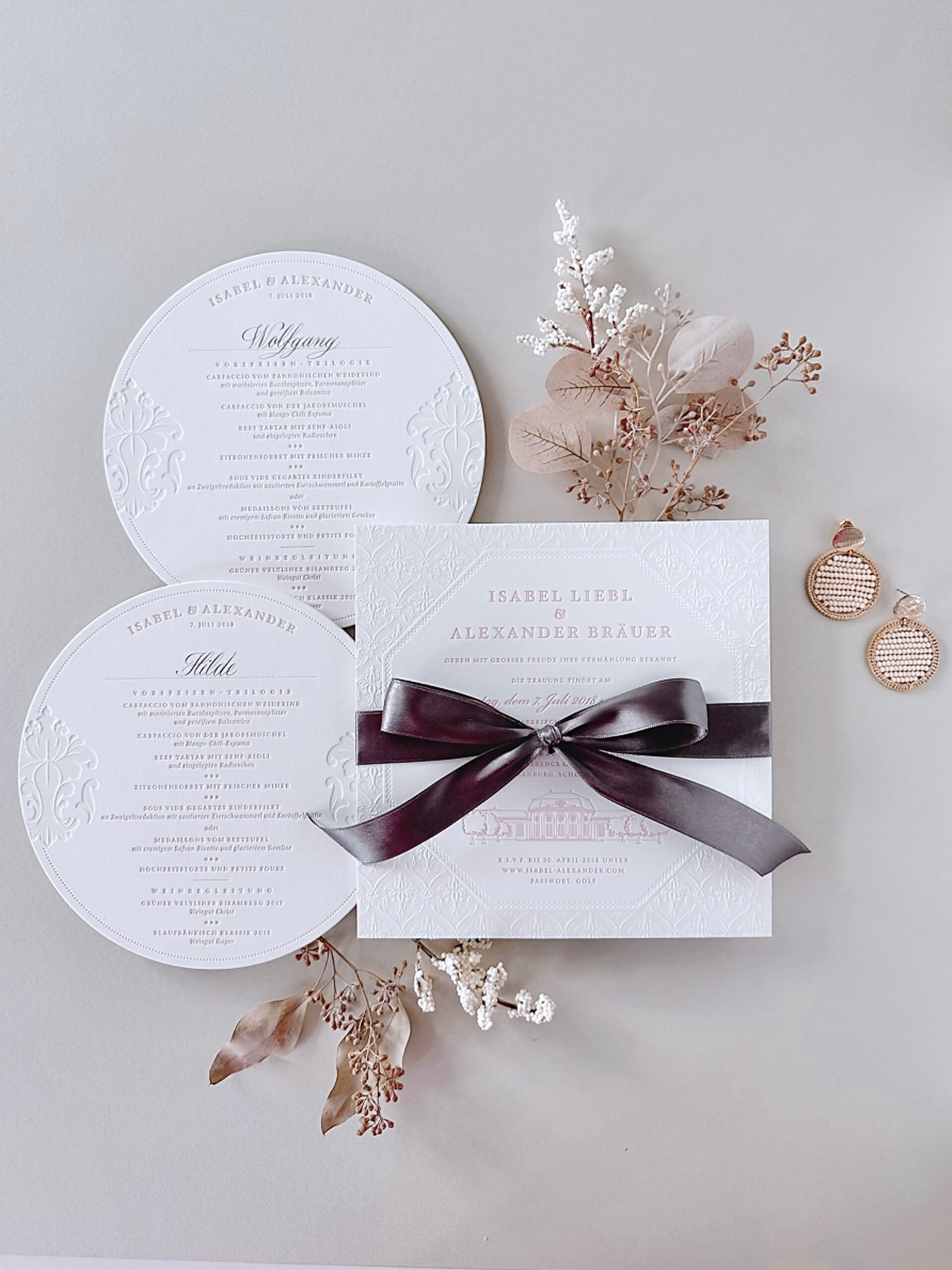 Exklusive quadratische Hochzeitskarte im Letterpress-Druck und im 20 x 20 cm Format mit Baroque-Randprägung und runden Menükarten