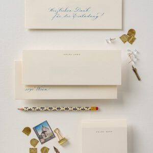 Moderne und elegante Letterpress Korrespondenz-, und Briefkarten im schmalen Format auf Cremefarbenen und Leinenweißen Baumwollbüttenpapier mit geprägten Namen gedruckt und passenden Postkuverts