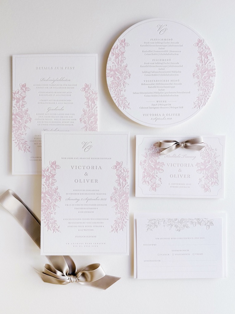 Klassiche-elegante, florale Letterpress Einladung mit Rosen für eine tirole Hochzeit