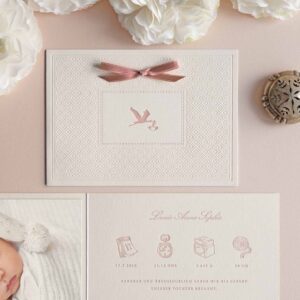 Letterpress Geburtskarte Mädchen mit Storch – edle Klappkarte mit Prägung und Schleife in Rosa