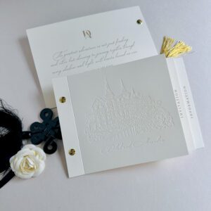 Exklusive Hochzeitseinladungne zum Blättern im Letterpress bedruckt, mit Hochzeitsmonogramm und Illustration von Grand Dolder Hochzeitsvenue