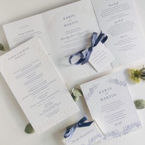 Letterpress Hochzeitseinladung zum falten in Blau Weiß als Hochzeitsfarbe mit floralen Elementen für Trachtenhochzeiten, Hochzeit am See, mit Menükarte, Freudentränen Taschentücher und edlee Dankeskarte