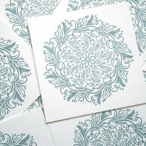 Stimmungsvolle Weihnachtskarte aus der Kalligrafie-Feder von Tintenfuchs, quadratische Letterpresskarte in Eisblau gedruckt