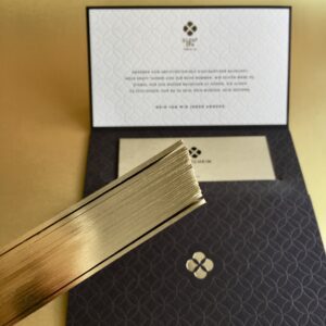 Exklusive, maßgeschneiderte Gutscheinkarte mit Hülle, im Letterpress bedruckt, mit Goldprägung, und Goldkante