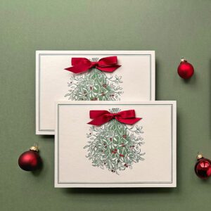 Klassische Weihnachtskarte mit Mistelzweig, Letterpress Klappkarte mit Schleife in Rot